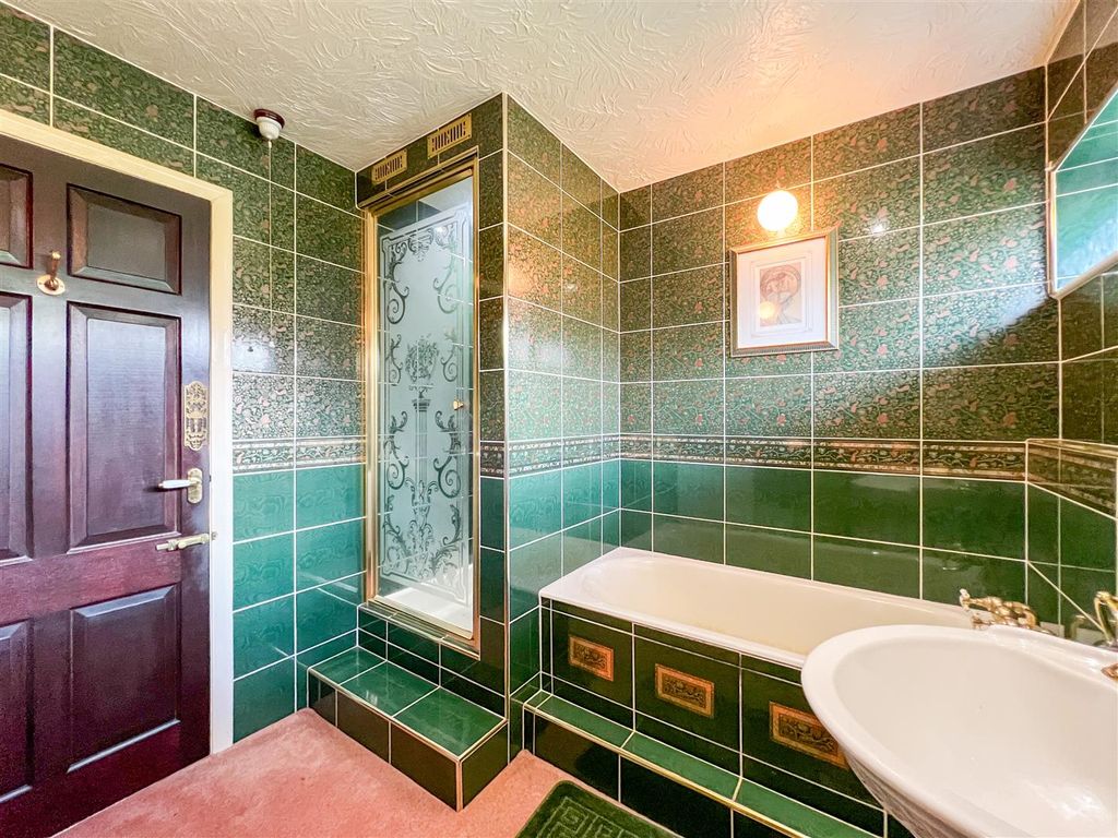 Property photo 3 of 17 Bathroom