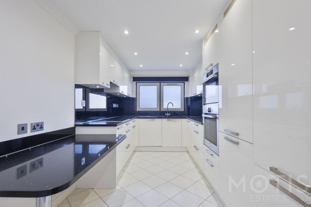 Property photo 1 of 18 Photo 4