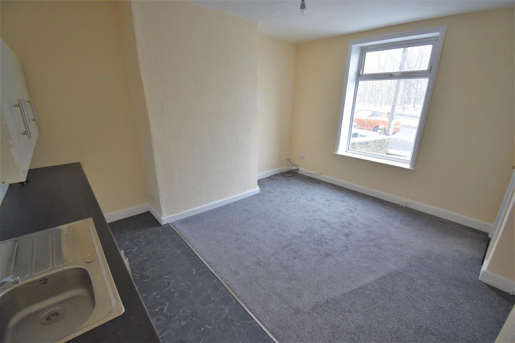 Property photo 3 of 12 Kitchen/Living