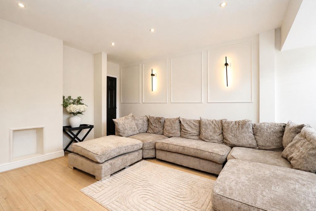 Property photo 3 of 18 Living Room.Png