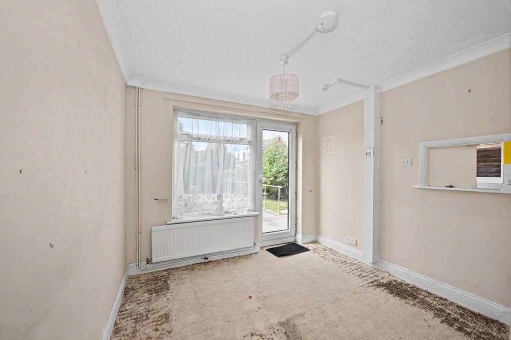 Property photo 3 of 13 184 Maltings Lane, Witham, Essex, CM8 1Jn