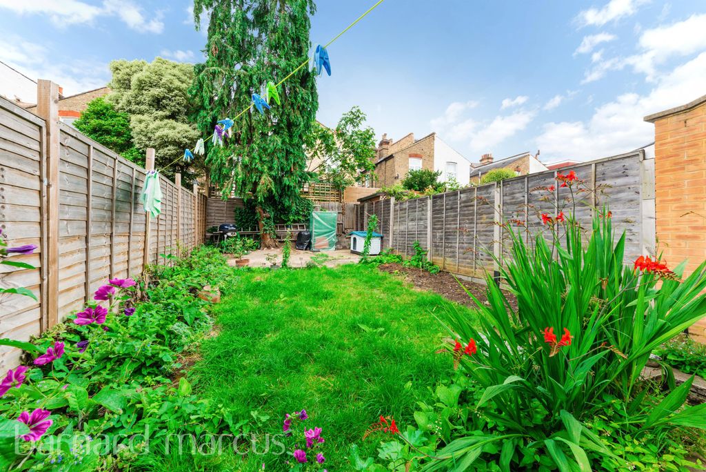 Property photo 3 of 8 Garden