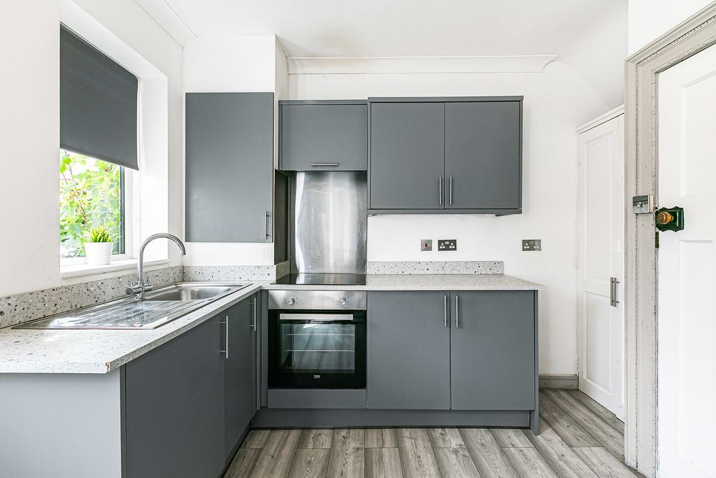 Property photo 3 of 17 Kitchen