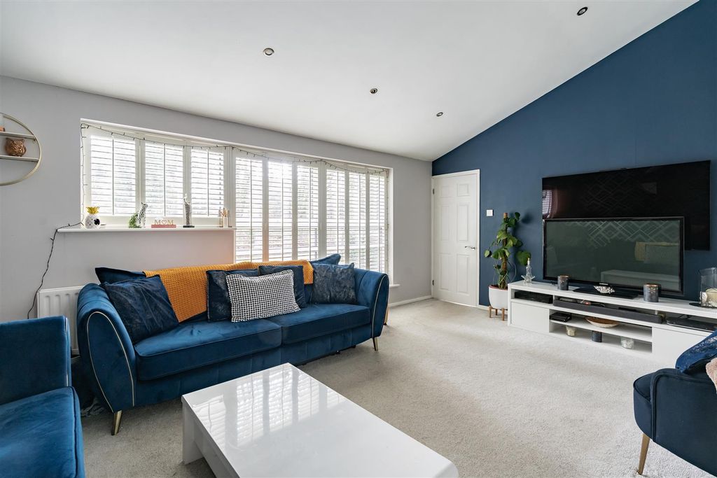 Property photo 3 of 18 Living Room