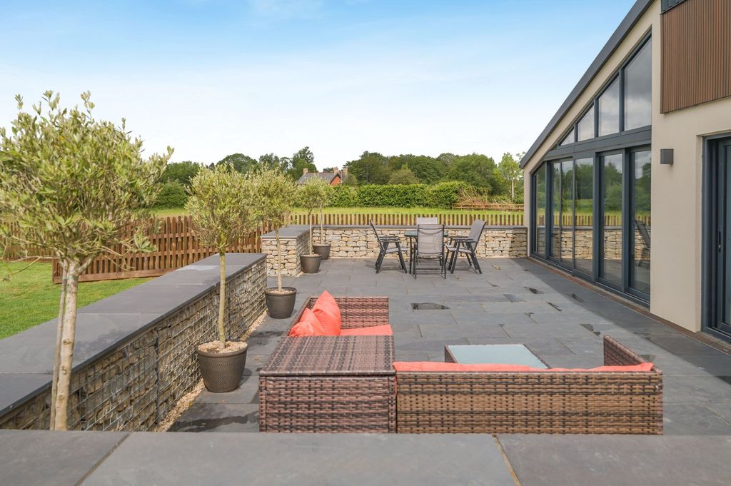 Property photo 2 of 18 Terrace