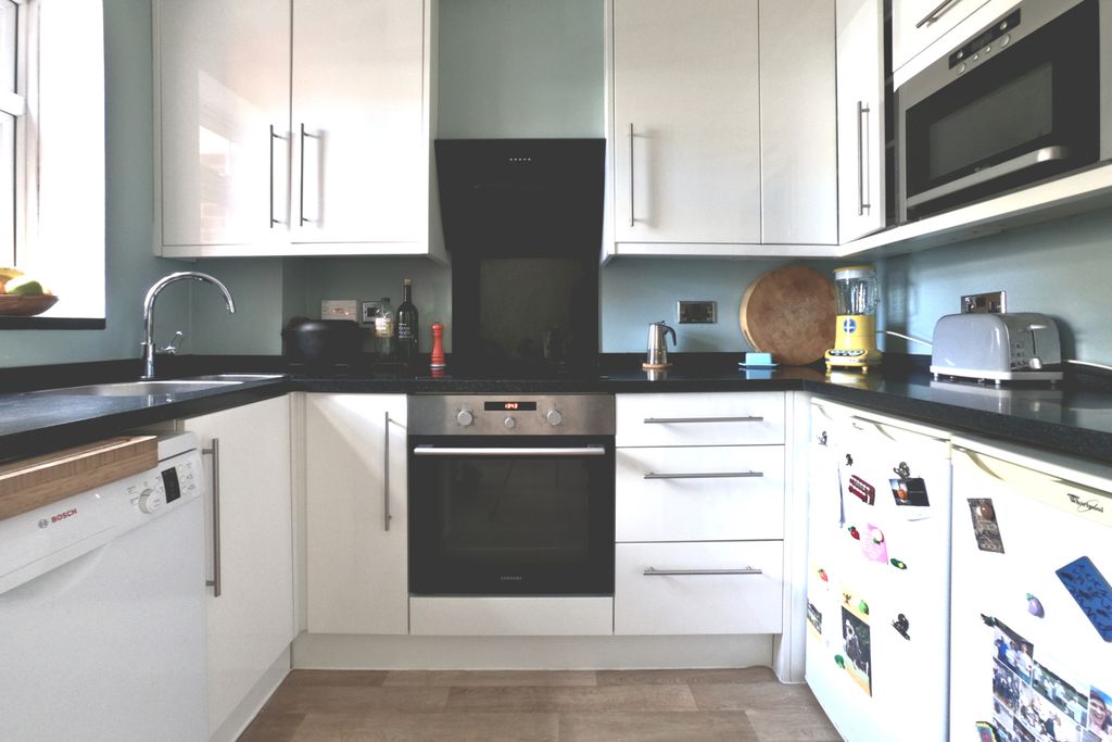 Property photo 3 of 11 Kitchen