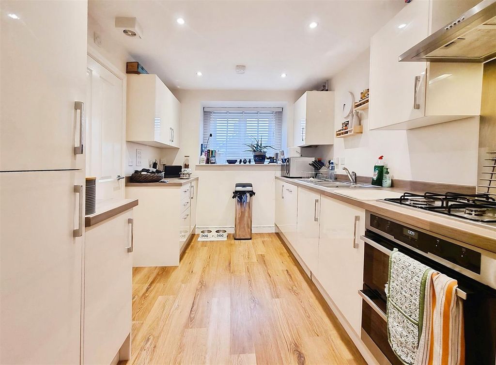 Property photo 3 of 18 Modern Fitted Kitchen