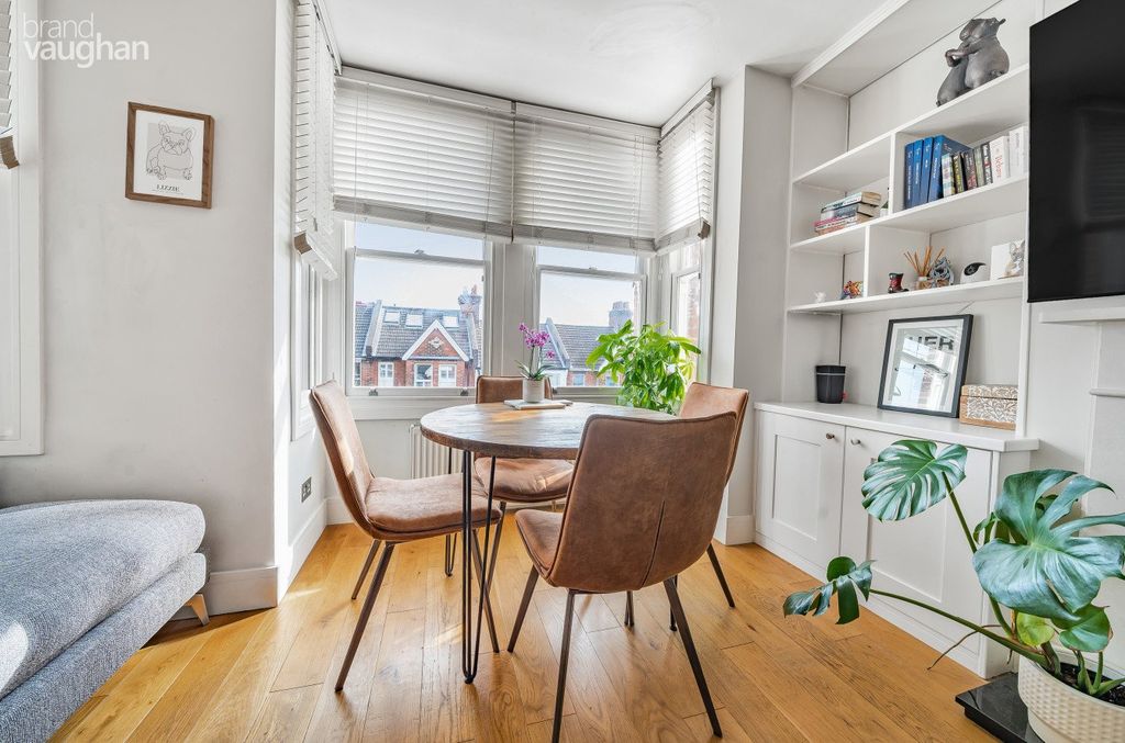 Property photo 3 of 13 Lounge