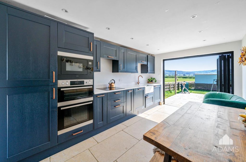 Property photo 3 of 20 Kitchen/Breakfast Room