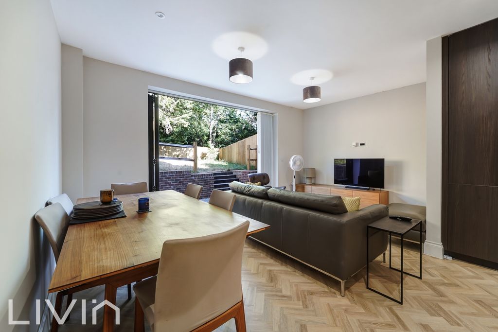 Property photo 3 of 16 Park Road (3)
