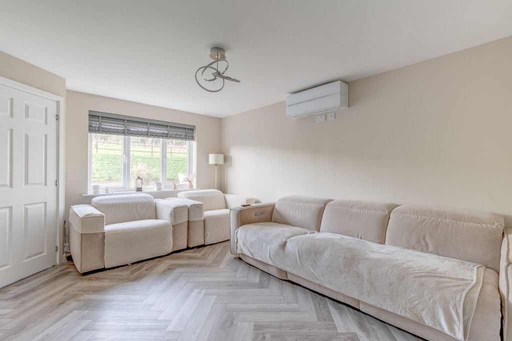 Property photo 3 of 18 Picture No. 16