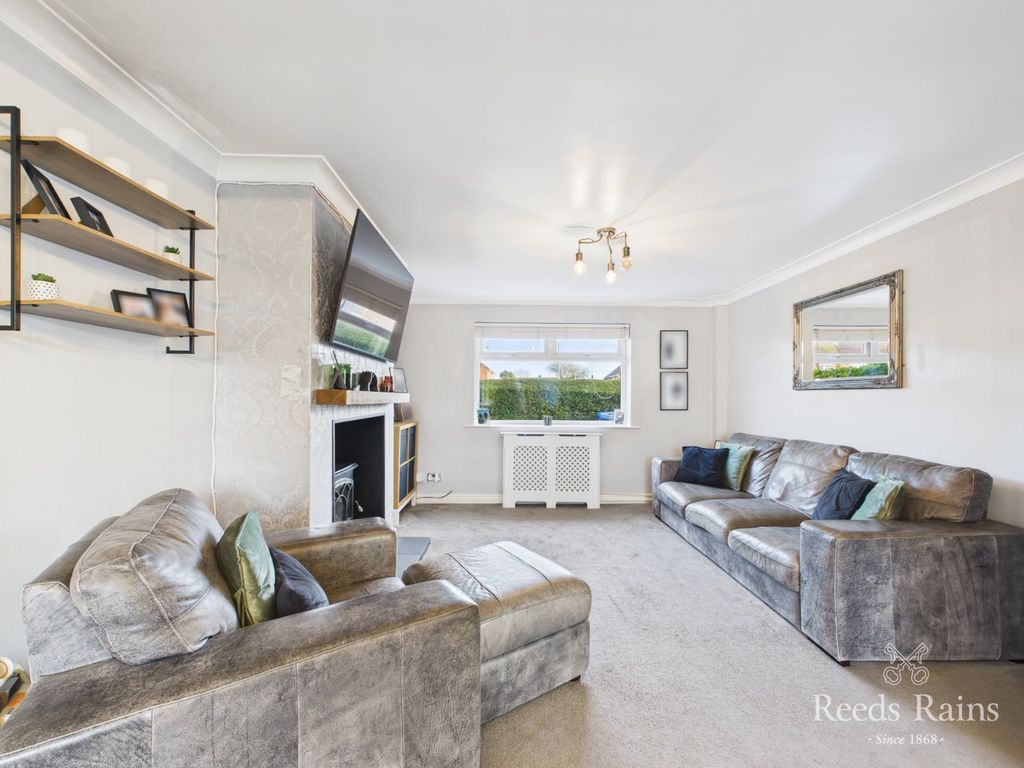 Property photo 2 of 27 Sitting/Dining Room