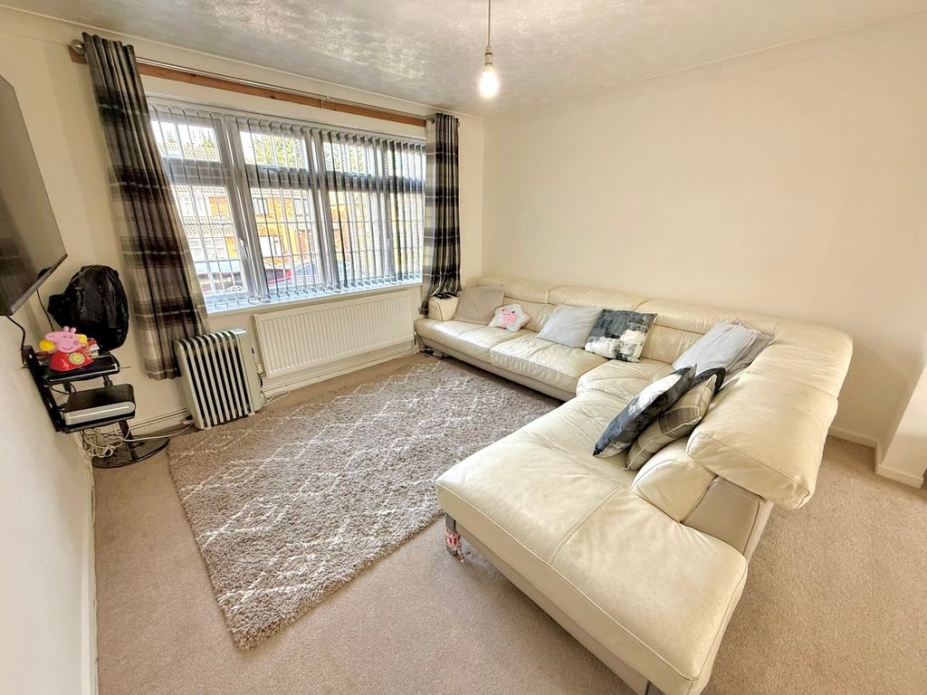 Property photo 3 of 13 Lounge