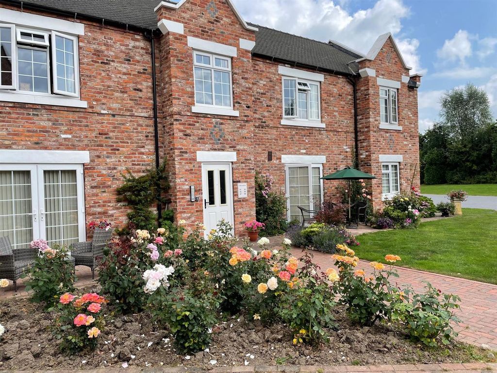 Property photo 1 of 11 Outside