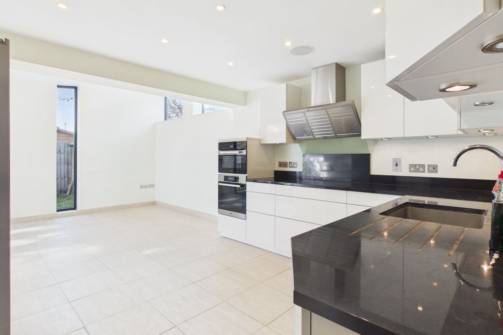 Property photo 2 of 21 Cam02519G0-Pr0397-Still008