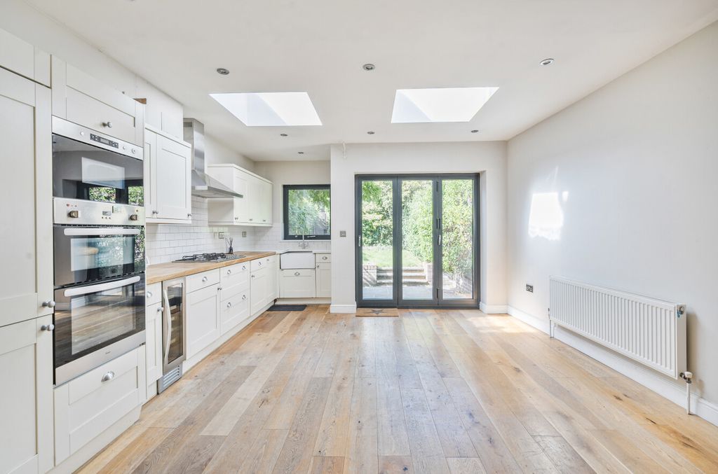 Property photo 3 of 30 1350743-6-68Bed27...