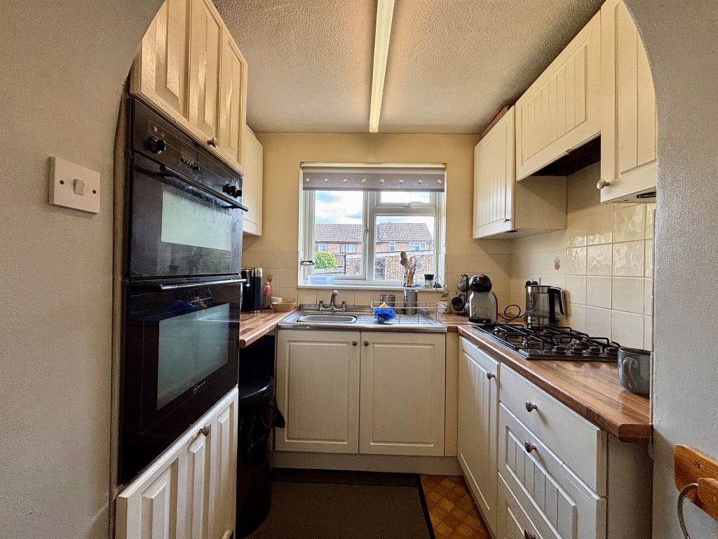 Property photo 3 of 17 Kitchen