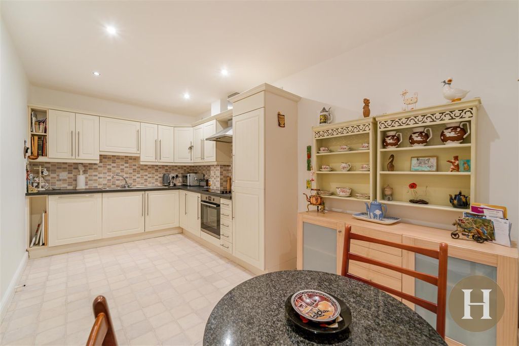 Property photo 3 of 29 Hadleigh Estate Agents-18.Jpg
