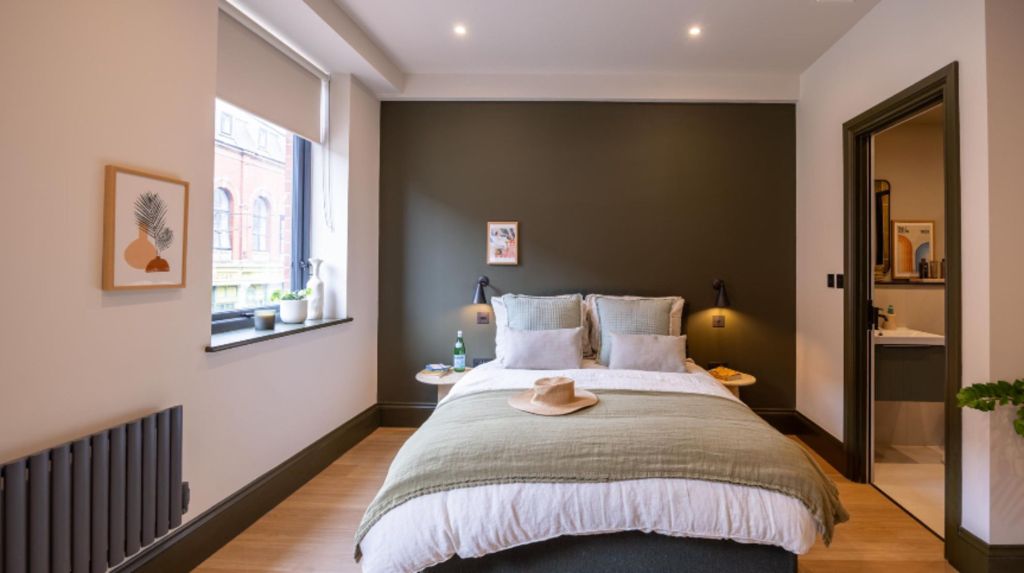 Property photo 1 of 25 Bedroom