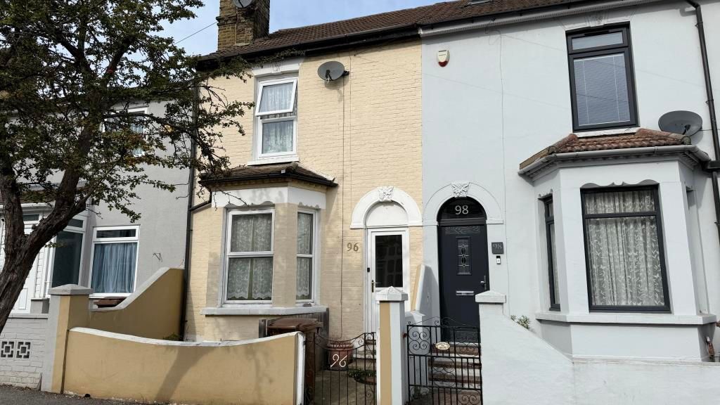 Property photo 1 of 10 External Image Of Front Of House From Street Level