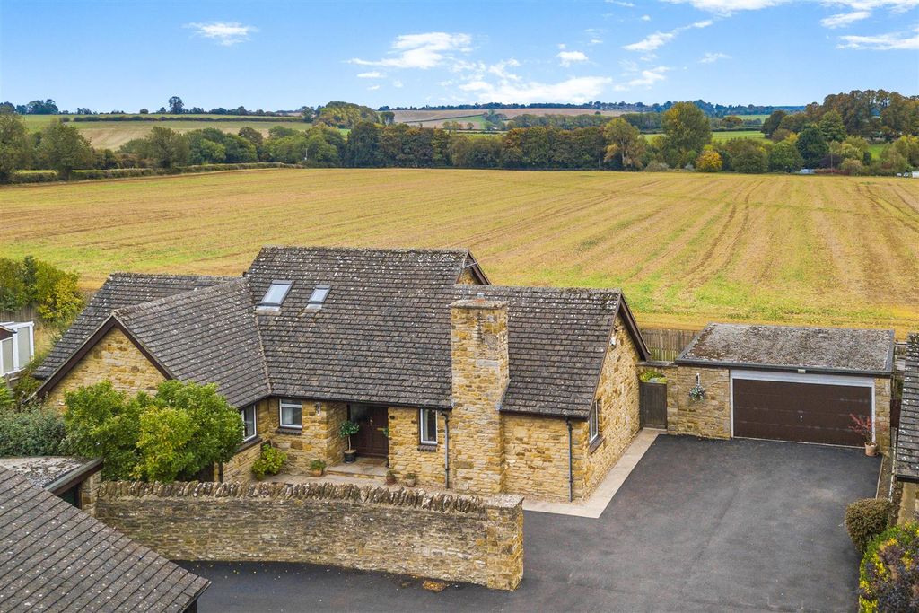 Property photo 1 of 20 11 Holland Rise, Kings Sutton-1.Jpg