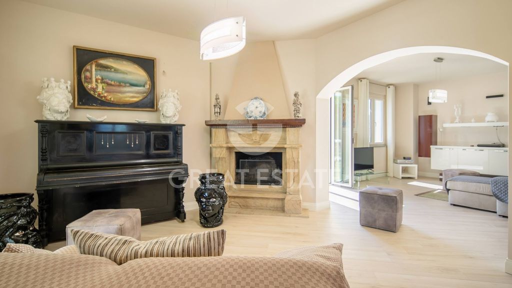 Property photo 2 of 39 Interiors