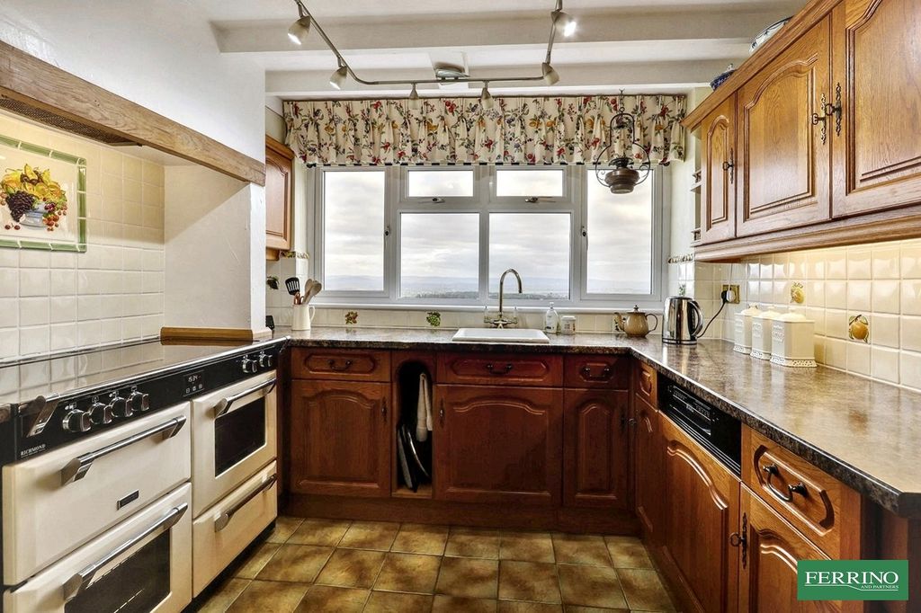 Property photo 3 of 31 Kitchen