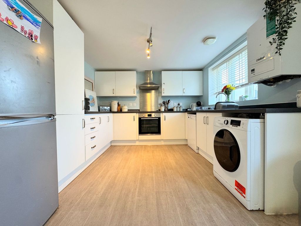 Property photo 3 of 19 Kitchen Diner
