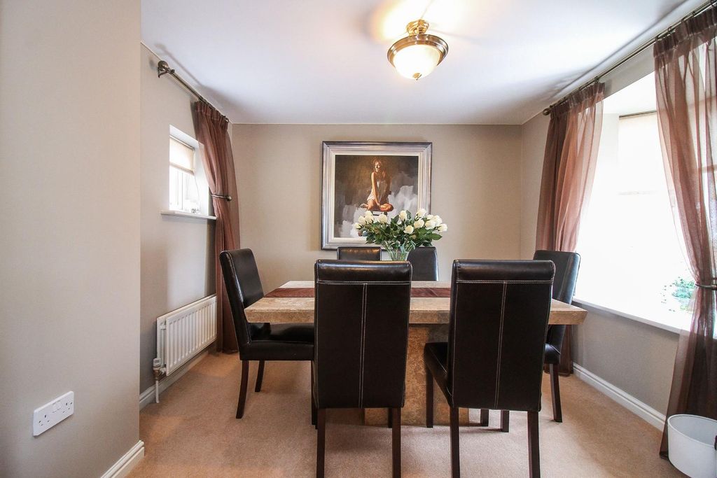 Property photo 3 of 10 Dining Room