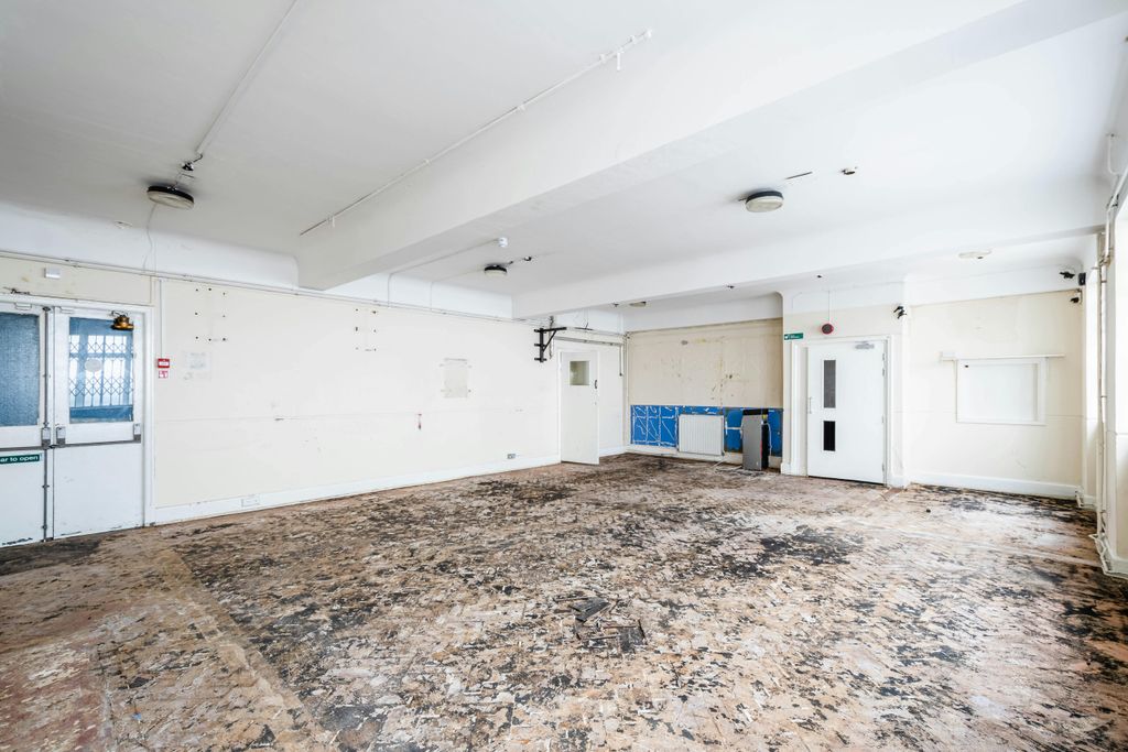 Property photo 2 of 9 Hackney Grove  Low Res 36.Jpg