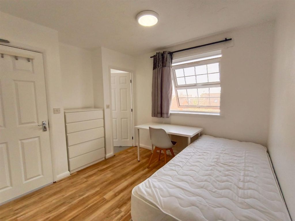 Property photo 2 of 7 Room 301