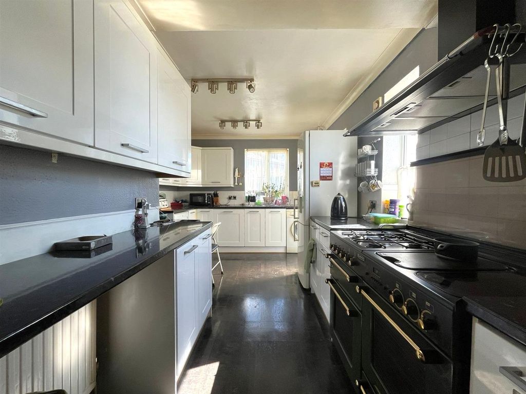 Property photo 3 of 11 Kitchen I.Jpeg