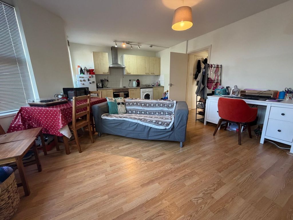 Property photo 2 of 6 971E1F5A-3Fc7-4Ed1-B4De-7916B1050E53