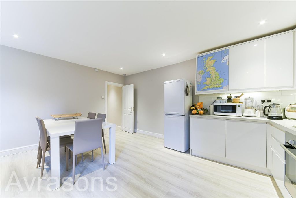 Property photo 3 of 10 Kitchen