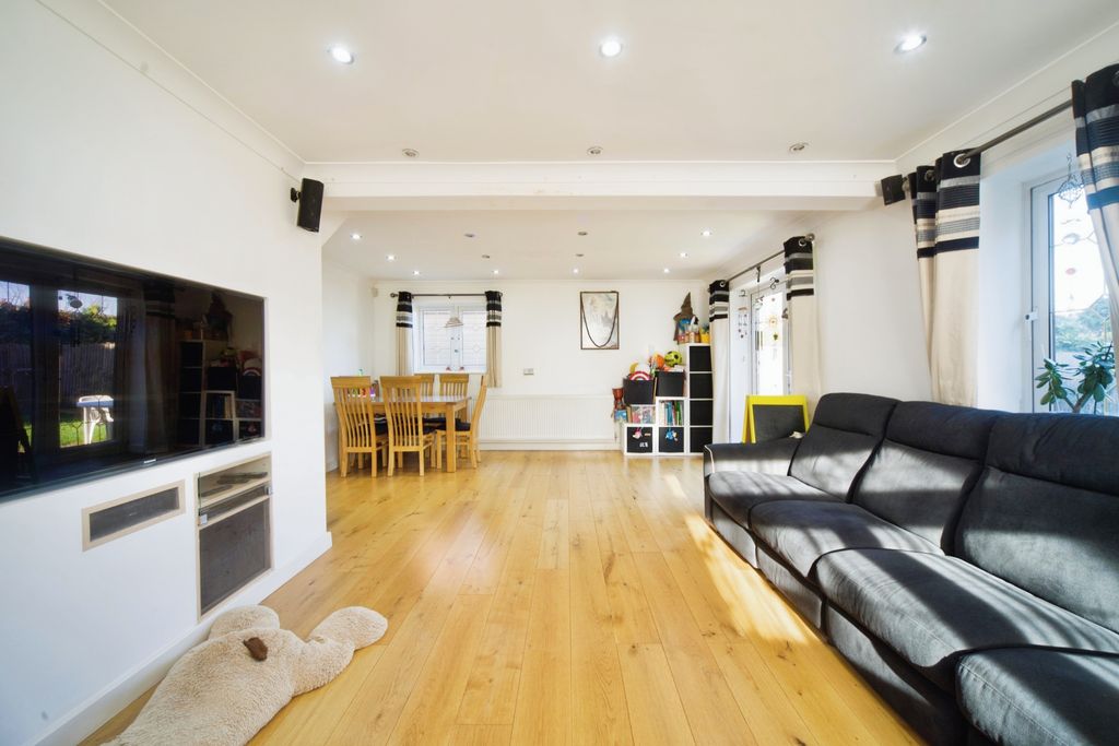 Property photo 3 of 15 Reception 2