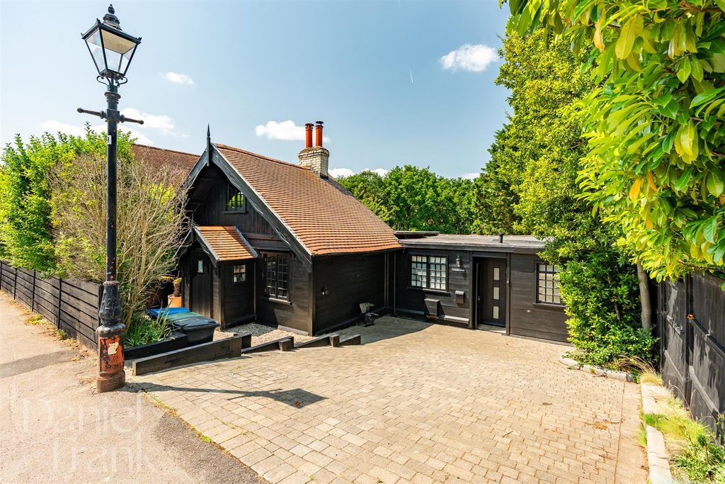 Property photo 1 of 40