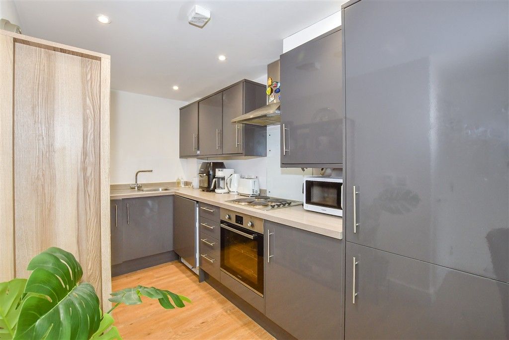 Property photo 3 of 10 Kitchen