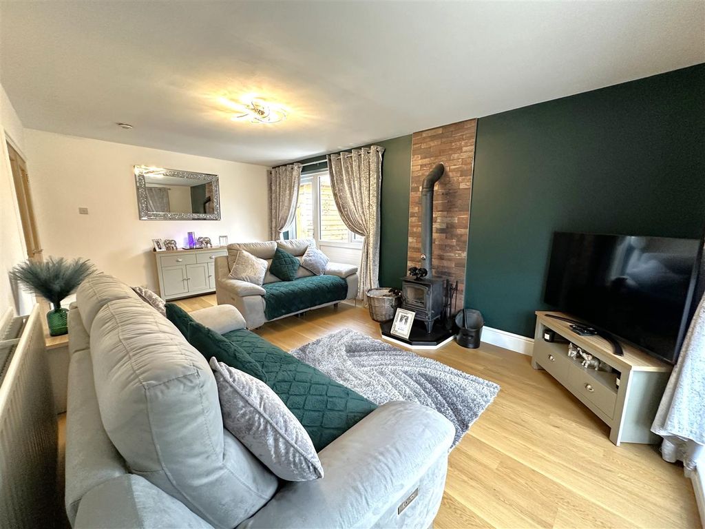 Property photo 2 of 22 Large Living Room 084