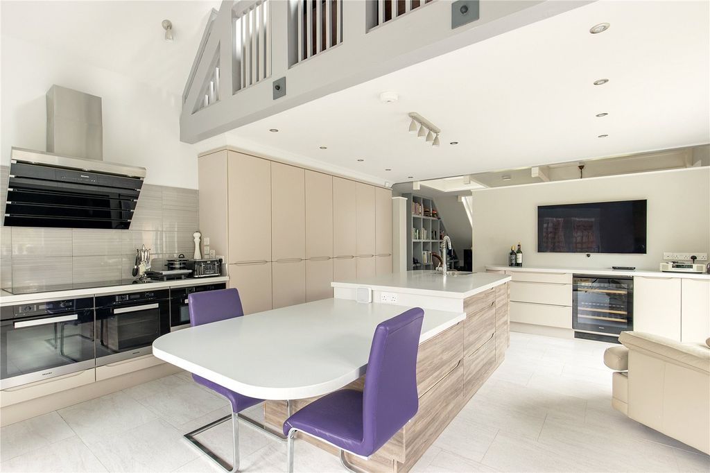 Property photo 3 of 18 Kitchen