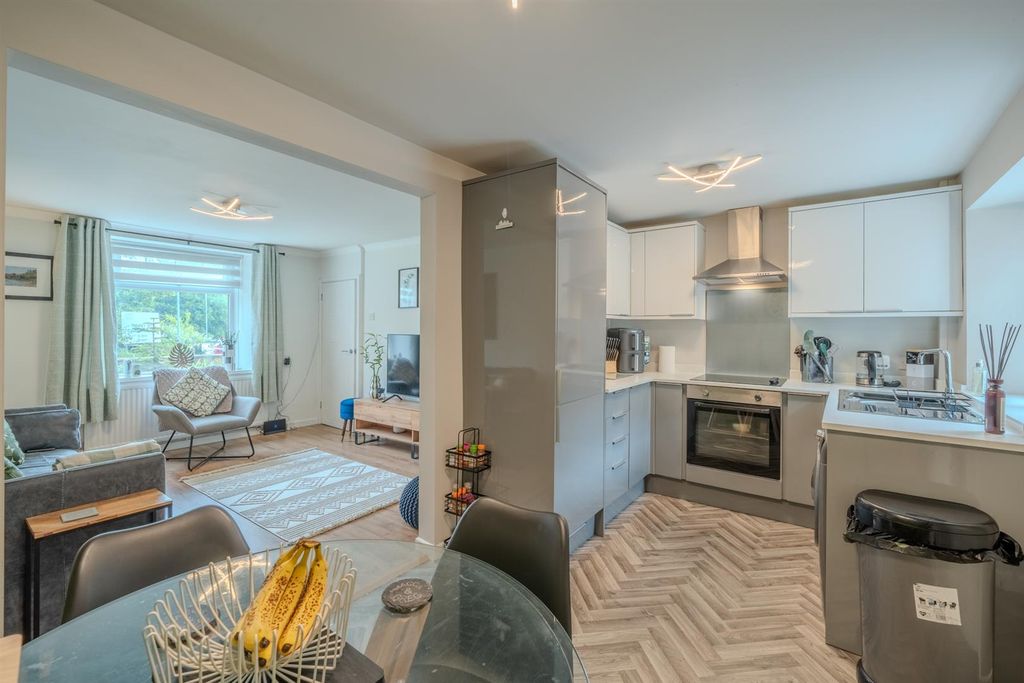 Property photo 2 of 22 83 Stafford Rd-7.Jpg