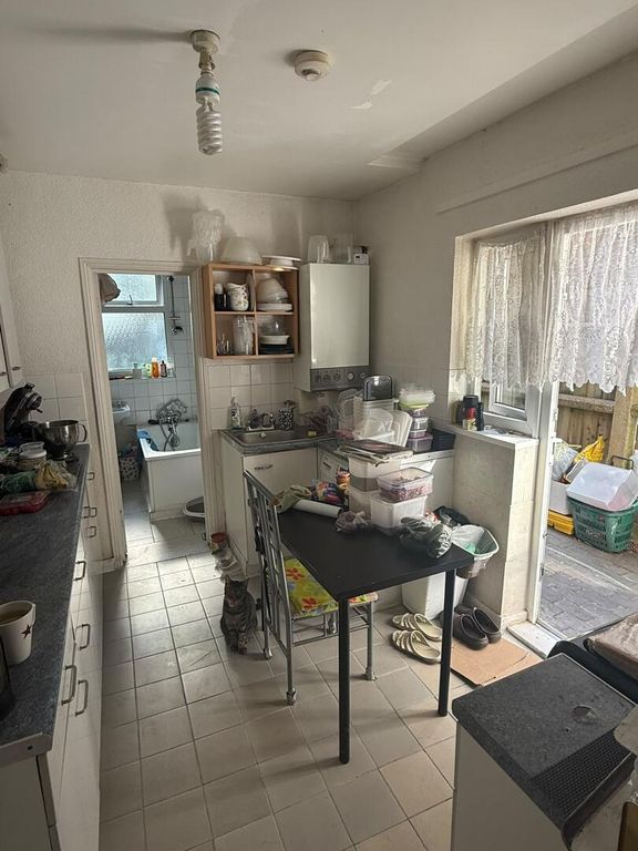 Property photo 2 of 6 Kitchen