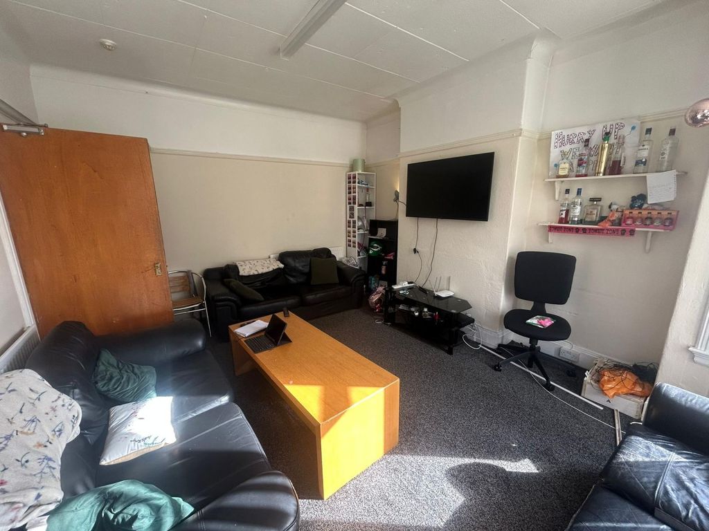 Property photo 3 of 23 A Spacious And Well-Lit Living Room Featuring Mode...