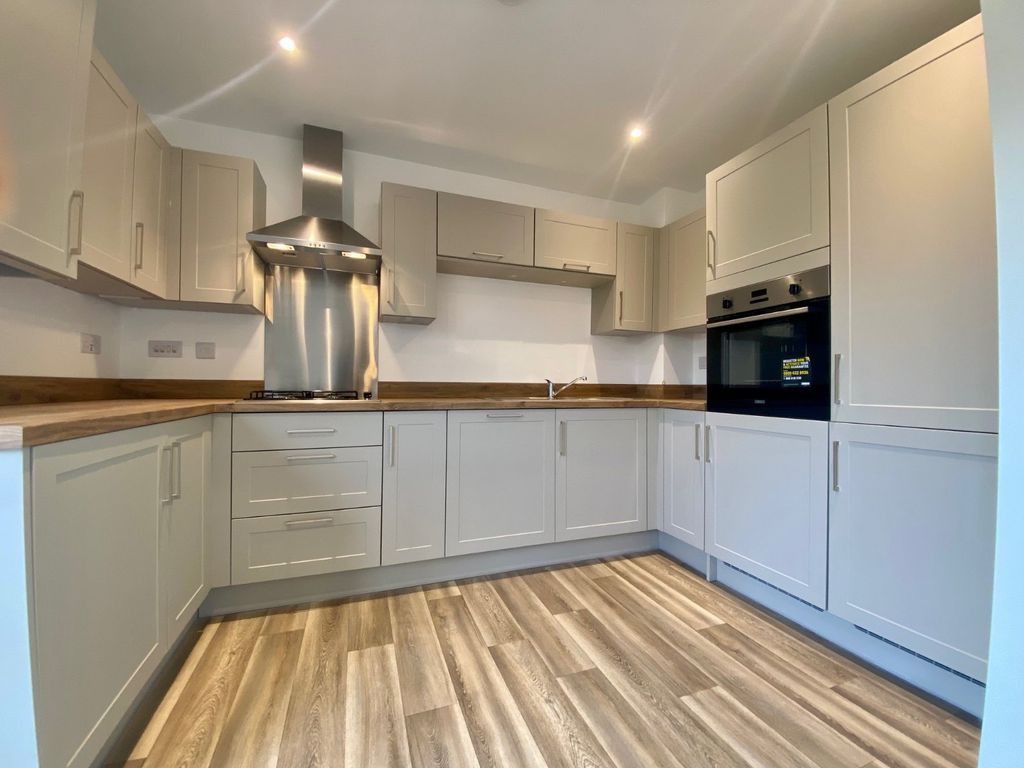 Property photo 3 of 12 Kitchen