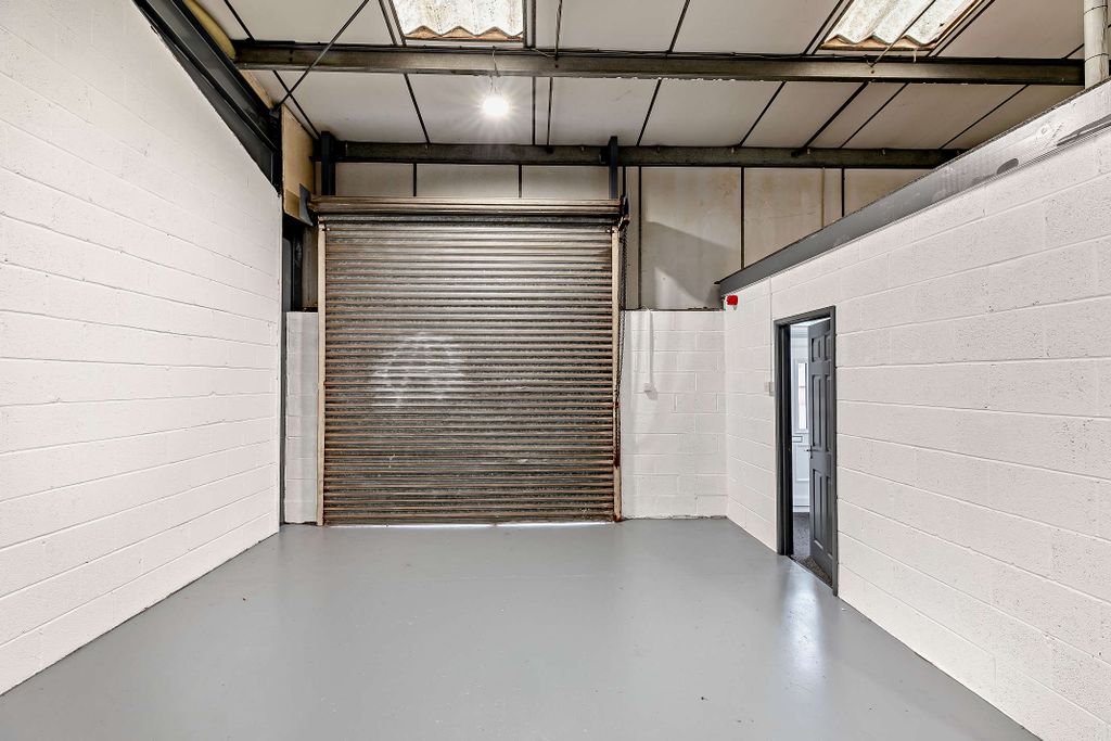 Property photo 3 of 13 8659880-Interior04-800