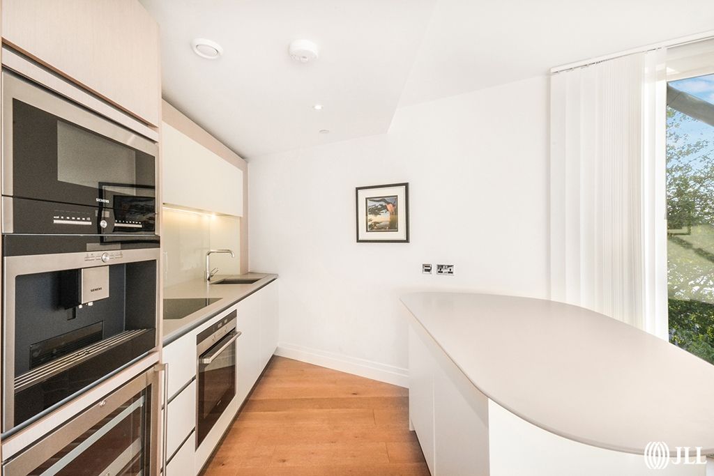 Property photo 3 of 19 Riverlight Quay_6...