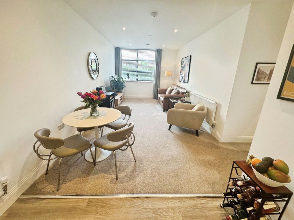 Property photo 3 of 11 Lounge