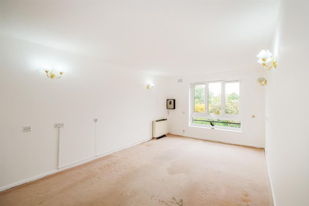 Property photo 2 of 16 22 Oak Lodge-6_Web.Jpg