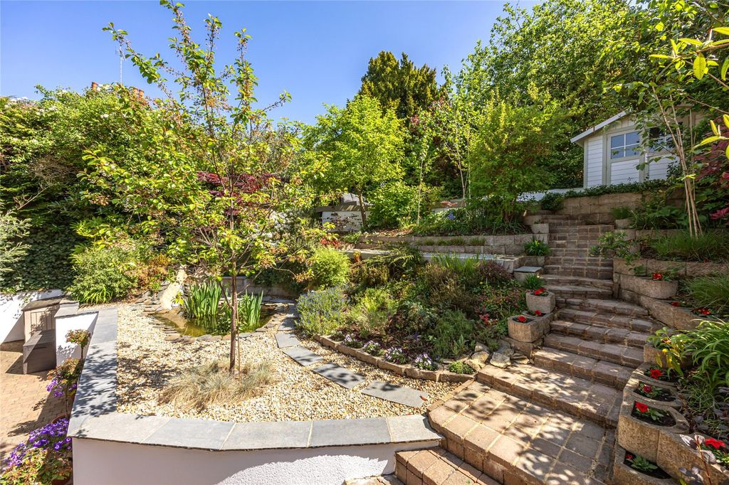 Property photo 2 of 18 Garden