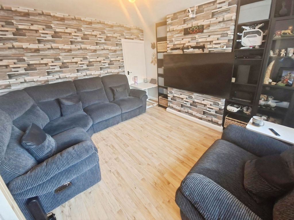 Property photo 3 of 10 Lounge