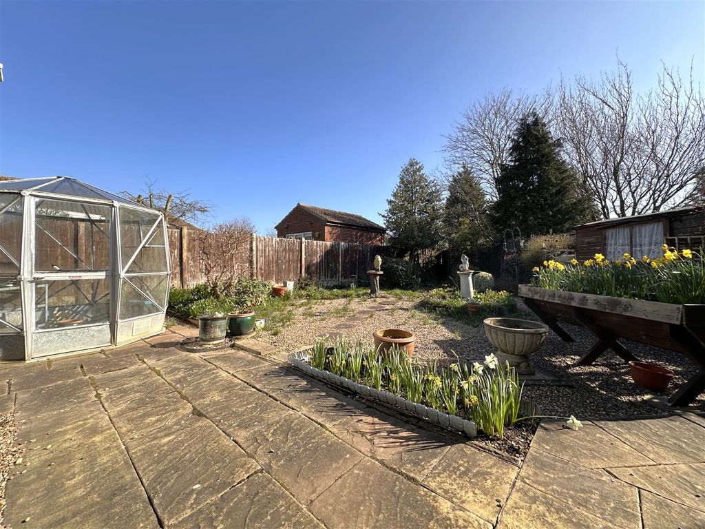 Property photo 3 of 18 Lovely Private Garden 043